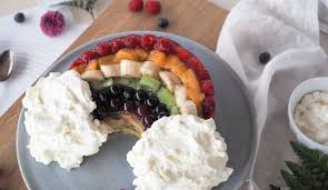 Ein regenbogen bringt freude, egal, ob im himmel, auf bildern oder im glas. Rezept I Regenbogenkuchen Zweischwestern
