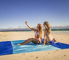 The revolutionary technology, which ensures the sand falls right through to the ground, you'll never have sand caught in our mat, clothes and belongings ensuring you can have a sand free outing. 14 Great Sand Free Beach Mats For Your Next Family Vacation