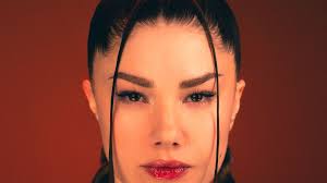 Qui est Daysy ? L'artiste qui cartonne en première partie des concerts de  Pierre Garnier et à l'origine du tube "Ceux qu'on était" (VIDÉO)