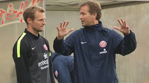 Kasper hjulmand (9 nisan 1972 doğumlu) danimarkalı futbol menajeri ve eski bir oyuncu. Fsv Mainz Danemarks Nationaltrainer Hjulmand Uber Coach Svensson Kicker