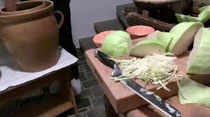 Aus Einem Weisskrautkopf Und Salz Wird Mit Ein Bisschen Muhe Sauerkraut Diana Fritzsche Grimmig Zeigt Sauerkraut Selber Machen Sauerkraut Sauerkraut Herstellen