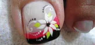 Tiro recortado de mujer descalza recibiendo baño para las uñas flores cerca de velas de aroma en el salón de belleza. Decoracion De Unas Para Pies Hermosas Unas Decoradas