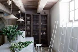 Une Decoratrice Transforme Une Bastide En Havre De Paix A La Campagne Maison De Campagne Francaise Sols Peints Maison