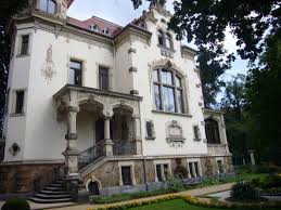 Später ließen die besitzer das bescheidene weinberghäuschen zur villa solitüde erweitern, welche in den sommermonaten als wohnsitz diente. Abt Standesamt