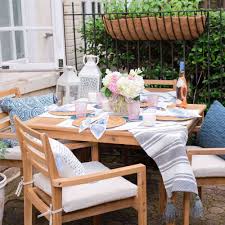 Summer is just the right time to set up the dining table outdoors to take in the beautiful weather. 10 Fabulous Outdoor Dining Ideas
