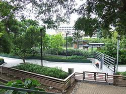 剝奪市民的休憩空間。 我認為今次的改劃雖然未令公園有改變。 但同紐約這個計劃同樣咁不智。 令公園有重大影響，同時剝奪東涌人的休息地方。 東涌北公園好靚，但未係最完美，無完善看台設施，亦都無多一兩個場，更加需要更好的淋浴設備。 ä¸œæ¶ŒåŒ—å…¬å›­ Wikiwand