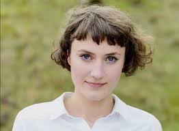 ÓRÆTTVÍSA KAPPINGIN UM TAK YVIR HØVDIÐ Í gjár kom landsstýriskvinnan í  bústaðarmálum langt um leingi við sínum bústaðarpolitisku ætlanum.