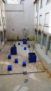 Cour De L Epee A Lyon Bleu Majorelle By Atelier Du Bocal Paysagistes Homify Pocket Park Urban Courtyards Landscape Decor