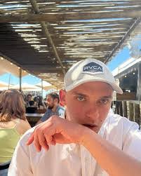 Justin Gillett's Instagram, Twitter & Facebook