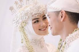 Jika sebelum dan pada saat menikah rezky aditya dan citra kirana jarang memperlihatkan romansa lain halnya dengan saat bulan madu. Belum Genap Seminggu Menikah Citra Kirana Dibuat Kesal Rezky Aditya Karena Satu Hal Ini Kenapa Semua Halaman Pop Grid Id