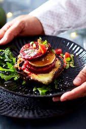 Knuspriges Capreseturmchen Hoch Hinaus Rezept Lecker Weihnachtsessen Vorspeise Essen Rezepte