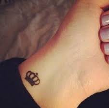 Tiny Crown Tattoo On Wrist Tattoo Ideas Zone Tatuaje De Corona Pequena Diseno De Tatuaje De Corona Tatuajes De Amor