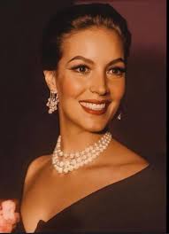 La belleza es un don aparte. Quien la tiene es verdaderamente privilegiado,  porque te ayuda para todo...para todo". María Félix