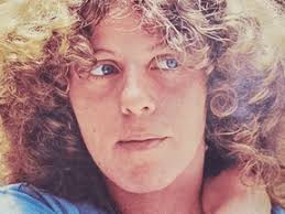 Sem ter estreado nos palcos, sobralense Nattan alcança 'viral 50' do  Spotify no Brasil