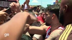 Paquetá escolhe camisa em homenagem a Vini Jr na volta ao Flamengo | Ge