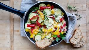 rezept schnelle gemusepfanne mit feta ndr de ratgeber kochen rezept gemusepfanne rezepte einfache gerichte