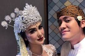 Musisi kevin aprilio selama ini identik dengan penampilan rambut gondrongnya. Kevin Aprilio Resmi Nikahi Vicy Melanie Antara News