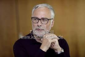 Bild Nr. 66909: Dr. Thomas Waldschmidt (Vorstandvorsitzender des Kölnischen  Kunstvereins) stellt die deutsche Kunsthistorikerin Nikola Dietrich als  Direktorin des Kölnischen Kunstvereins vor