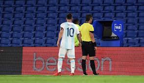 Nov 17, 2020 · lionel messi was seemingly stunned when referee bjorn kuipers ordered him to 'show liverpool some respect' in the champions league. Messi Show Me Respect The Uefa Collects A Row Of Kuipers To Messi