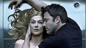 Nick è al bar a lavorare insieme alla gemella go, amy è a casa a preparare la tradizionale caccia al tesoro per il suo maritino, infarcita d'indizi romantici che ripercorrono l'anno d'amore appena trascorso. Gone Girl L Amore Bugiardo Ecco Il Trailer Italiano