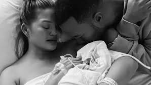 Christine diane teigen (born november 30, 1985) is an american model, television personality, author, and entrepreneur. Chrissy Teigen John Legend Sie Halt Ihr Baby Im Arm Jack Wird Immer Teil Der Familie Sein Bunte De