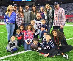 She launched her first home run sunday in the no. Tom Brady Poses With Entire Family After Super Bowl Win Daily Mail Online