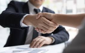 Chuyên viên quan hệ khách hàng là gì? Lương có cao không?