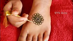 Quick Easy Feet Leg Mehndi Design Gol Tikki Mehndi Design Pairon Ki Mehandi Round Me In 2020 Legs Mehndi Design Leg Mehndi Round Mehndi Design