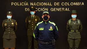 En colombia hace ya mucho tiempo que no es fácil distinguir visualmente entre los integrantes de la policía y los del ejército. Asi Lucen Los Uniformes Azules Que Usara La Policia Nacional
