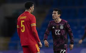 Hirving rodrigo lozano bahena (ciudad de méxico, méxico, 30 de julio de 1995) es un futbolista mexic. Gareth Bale Warmed Up With Hirving Lozano And Gave Him A Strong Push Archyde