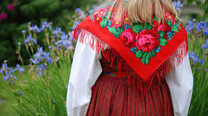 En suecia las celebraciones del solsticio de verano son realmente a lo grande. Vestimenta Tradicional De La Fiesta Midsommar En Suecia Vestimenta Tradicional Tradicional Vestimentas