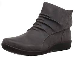 Best Walking Boots For Europe Best Shoes For Travel In Fall Winter Early Spring Best Shoes For Travel Best Ankle Boots Travel Boots