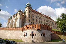 The complex consists of many buildings and fortifications; File Krakow Wawel 20070804 0930 Jpg Wikipedia