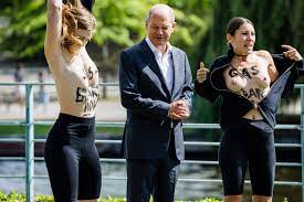 Frauen protestieren vor Scholz mit nackter Brust für Gas-Embargo