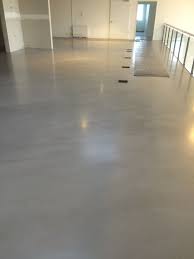 Fugenloser Boden Auf 1000m2 Bei Der Wiedemanngruppe In Hannover Ausstellungsflache Fur Hochwertige Bader Fugenloser Boden Fussboden Dekorativer Beton