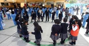 Estudiantes en Arequipa siguiendo señales de evacuación en colegios durante simulacro