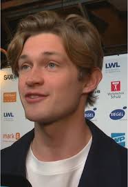 Damien Hardung Speaking English