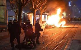 Attention le contenu est choquant : Gilets Jaunes A Bordeaux Le Jeune A La Main Arrachee Veut Porter Plainte Video Charente Libre Fr