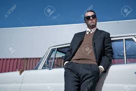 Maybe you would like to learn more about one of these? Homme D Affaires De Mode Retro Des Annees 60 Vetu D Un Costume Gris Et Lunettes De Soleil Noires Se Tenant Contre La Voiture Classique Banque D Images Et Photos Libres De Droits Image 31267899