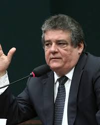 Defensor de Dilma cai na provocação de políticos da oposição