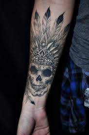 Variedade De Estilos Em 20 Tatuagens Coloridas E Preto E Cinza Arm Tattoos For Guys Indian Skull Tattoos Tattoos For Guys