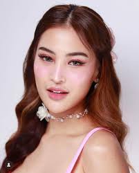 Fan meets yellowjackets cast and they recognize her cat videos