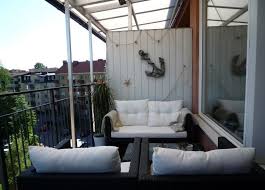 Balkoneinrichtung Im Maritimen Stil Fischernetz Deko Und Holz Anker Balkonentwurf Balkon Design Wohnung Balkon Dekoration