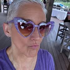 Julie Bainter's Instagram, Twitter & Facebook