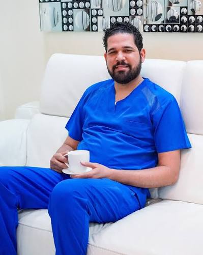 Como ginecólogo obstetra, me siento honrado de poder guiar y apoyar a las mujeres en cada etapa de su vida, desde la adolescencia hasta la maternidad y más allá. 🤍