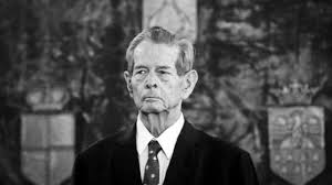 Sigur, pentru omul mihai a mai rămas un bemol important în existenč›a personală, faptul că nu a asistat la funeraliile tatălui său. Imagini Cu Regele Mihai I In Anii 1990 È™i 1992