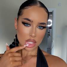 Jaye Sutton's Instagram, Twitter & Facebook