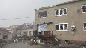 Bei einem unwetter am donnerstagabend im südosten tschechiens mit einem tornado gab es mehrere tote und hunderte verletzte. V1hjs9pspycgum