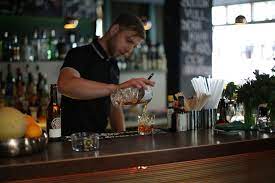 Kardamon-Cocktails trinken in der 3 Freunde Bar | Mit Vergnügen Hamburg