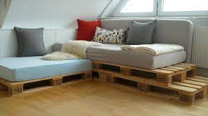 Wieso eine neue couch kaufen oder geld für teuere putzmittel ausgeben? In Diesem Diy Zeige Ich Euch Wie Man Eine Stylische Sitzecke Bzw Ein Sofa Aus Matratzen Und Europaletten Zusam Europaletten Sofa Gunstige Sofas Moderne Couch